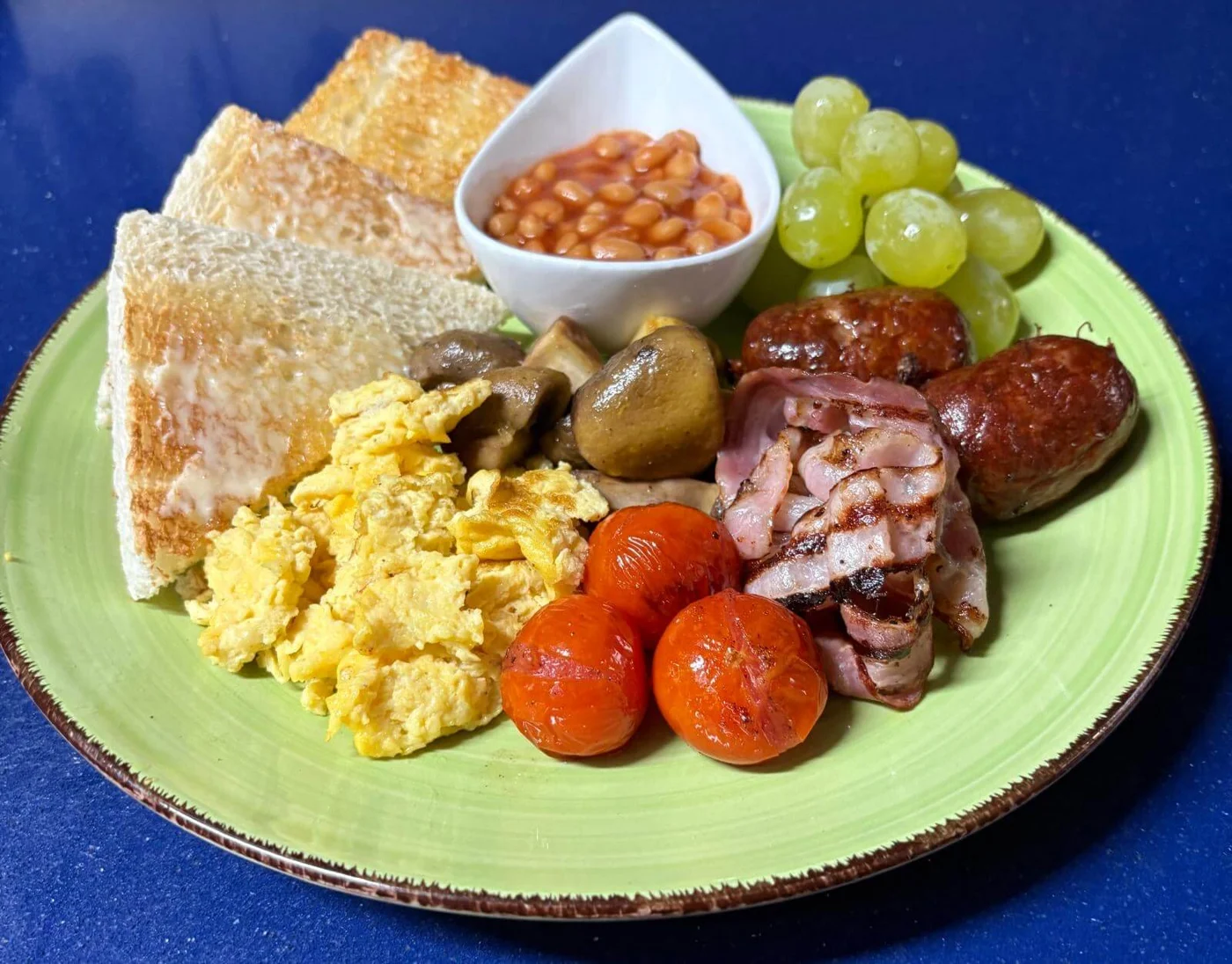 Desayuno con huevos, judías y tostadas