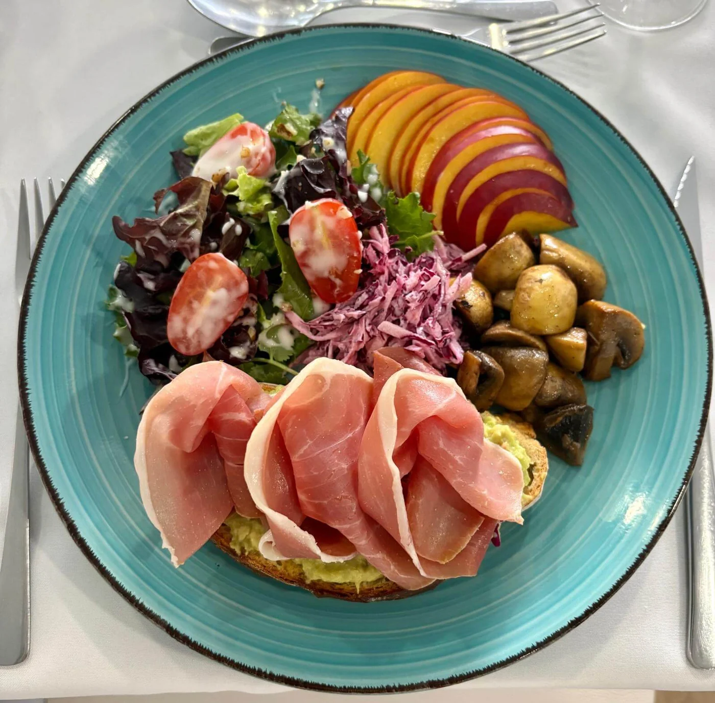 Ensalada con fruta y jamón